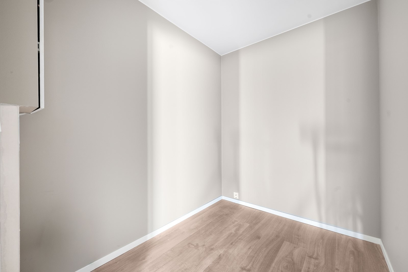 Romslig bod ved entré. Galleribilde