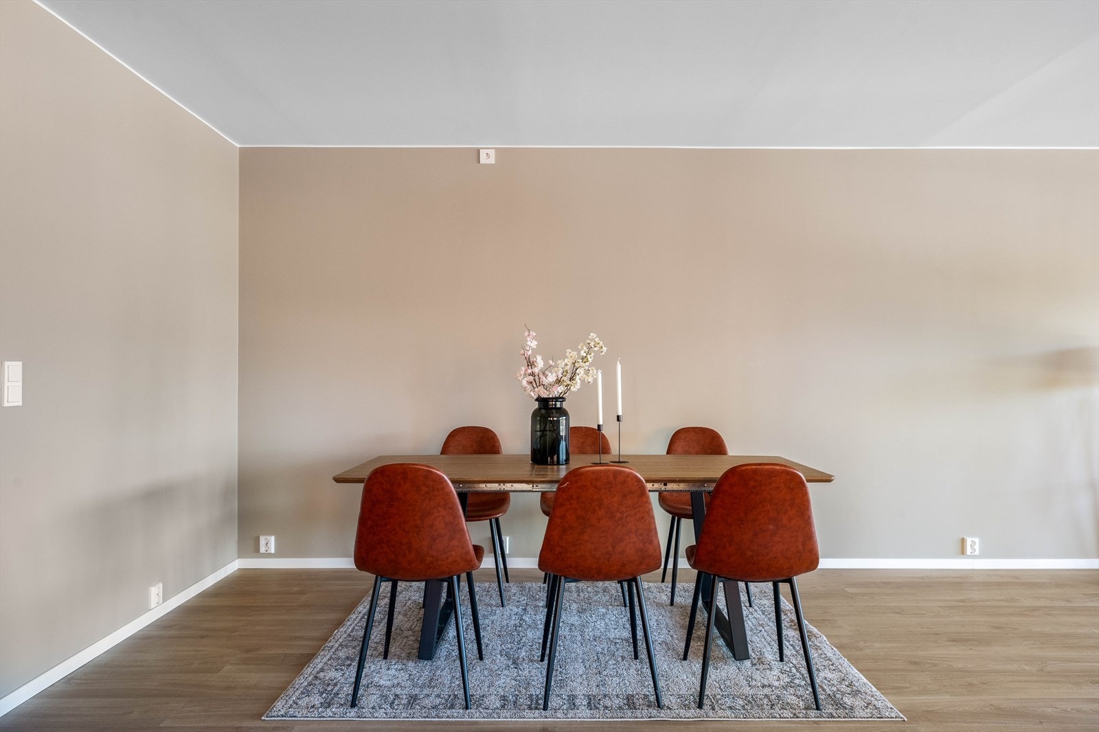 Det er god plass til spisebord. Her kan du invitere til hyggelige lag med familie og venner. Galleribilde