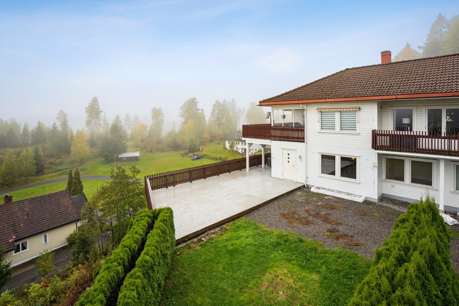 Stor og fin terrasse med en liten hageflekk. Galleribilde