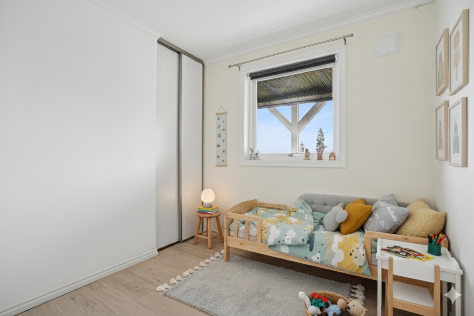 Soverom 2 innredet som ett barnerom, men også mulighet til å bruke som kontor/gjesterom. (bildet er digitalt stylet) Galleribilde