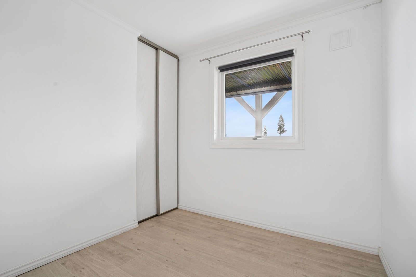 Soverom 2 har plass til dobbeltseng og det er integrert en liten skyvedørsgarderobe. Galleribilde