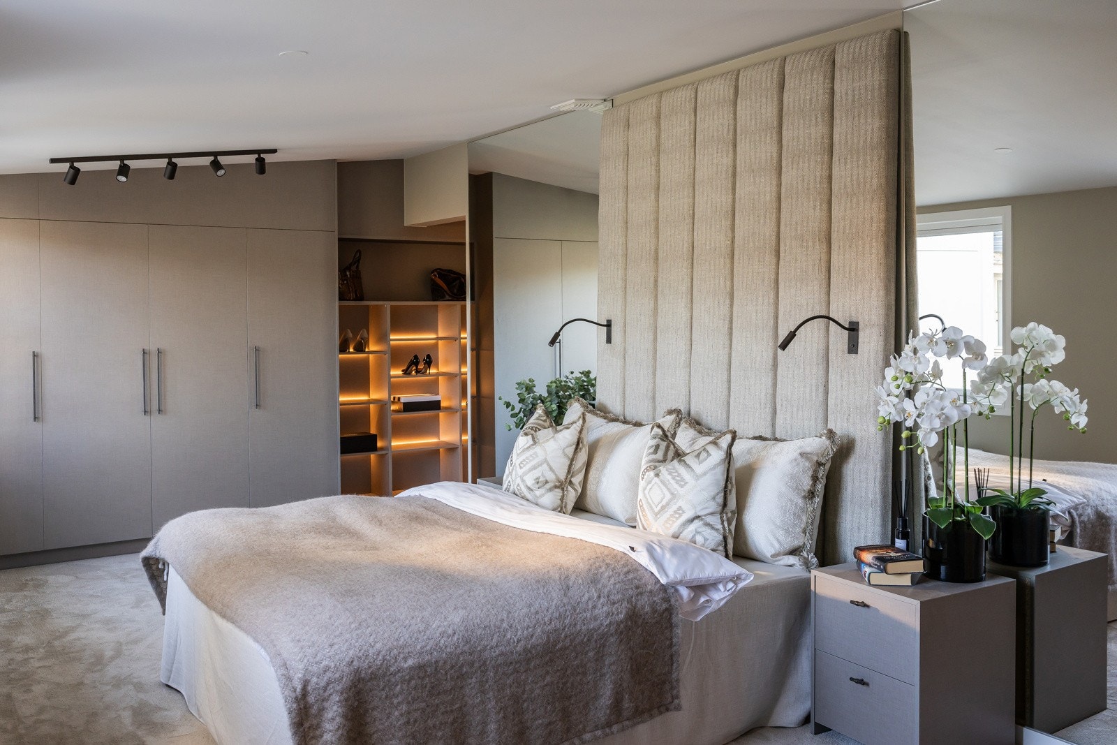 Stor masteravdeling med vegg til vegg teppe og speisaltilpassede garderober Galleribilde