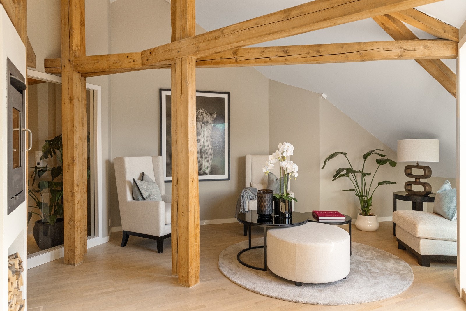 På gulvet er det pen, nyslipt parkett