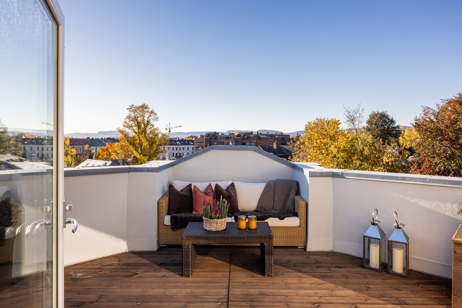 Fra stuen er det utgang til solrik balkong på 15 kvm Galleribilde