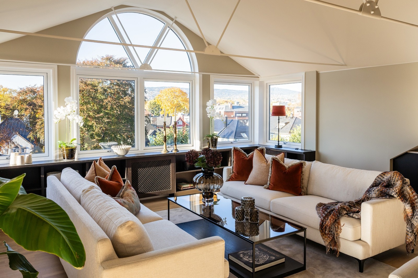 I front av stuen er det store vindusflater som gir godt naturlig lys og nydelig utsyn Galleribilde