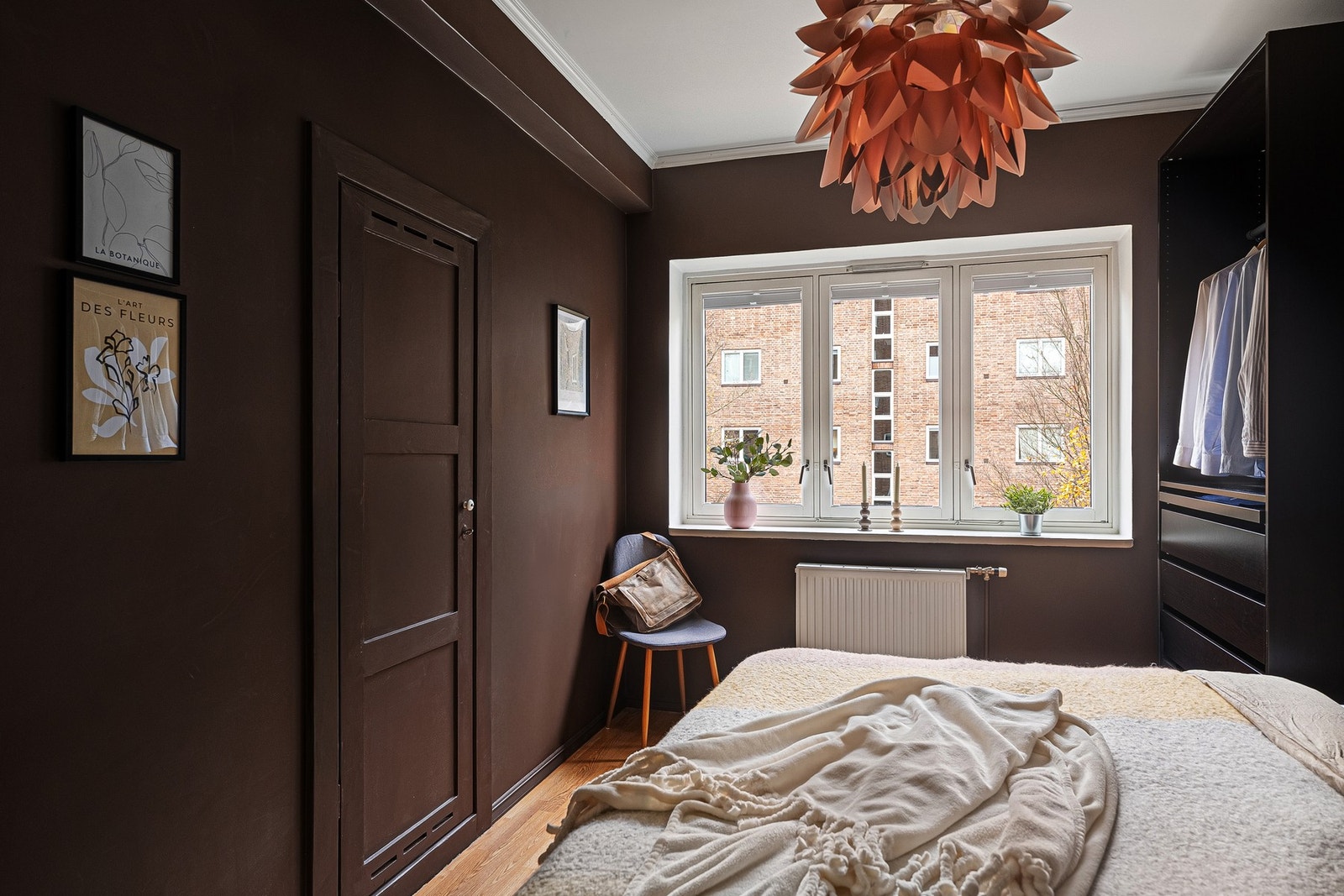 Her strømmer lyset inn gjennom store vinduer og fyller rommet med varme og energi, et perfekt sted å starte dagen. Galleribilde