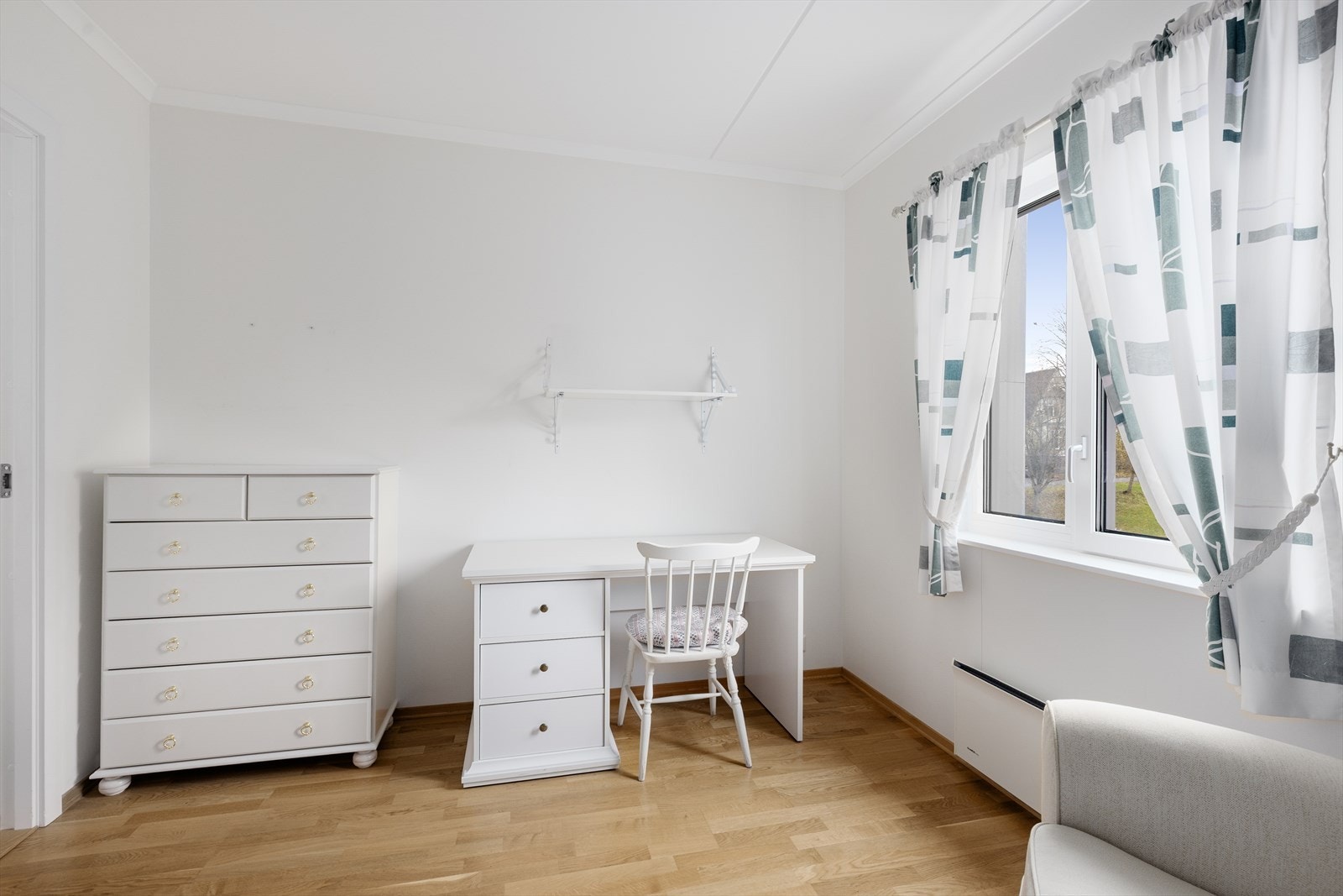 Soverommene med adkomst fra gangen har begge garderobeløsninger. Galleribilde