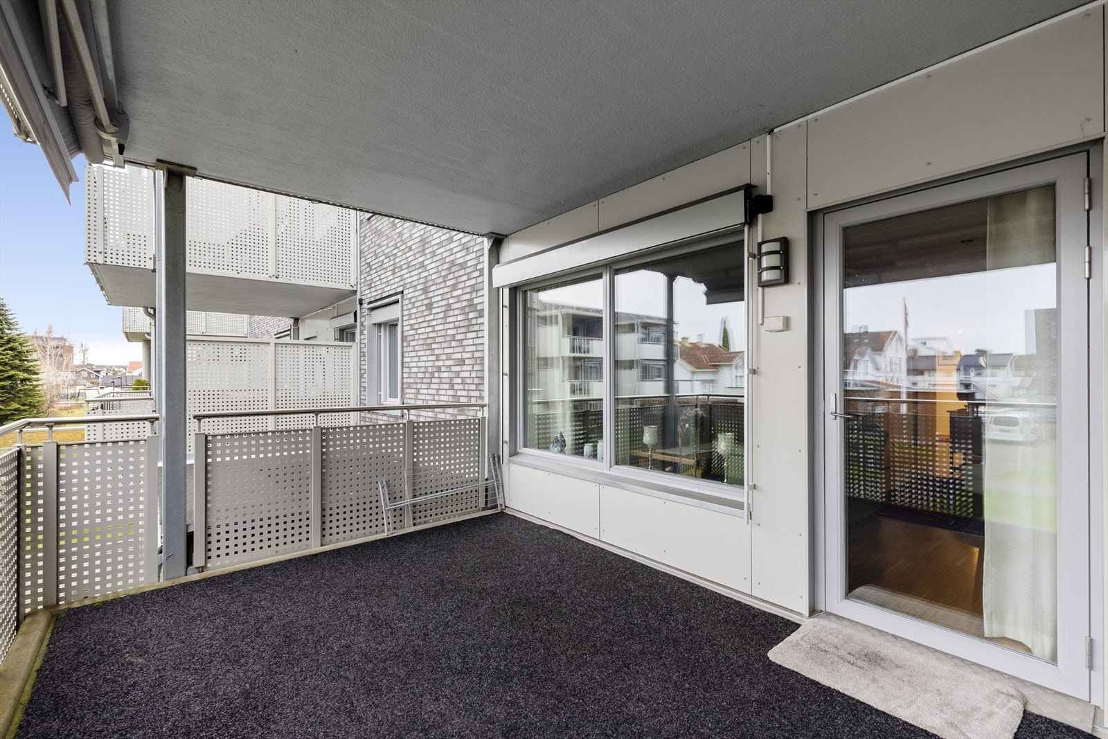 Den lune, overbygde balkongen er av god størrelse med god plass til utemøbler. Galleribilde