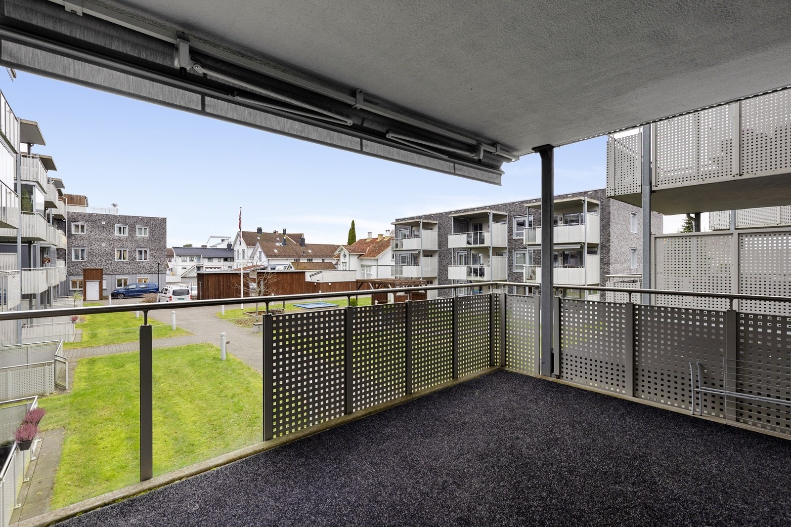 Balkongen ligger fint til inn mot tunet, skjermet for trafikkerte gater. Balkongen har levegg mot naboleiligheten, og det er montert markise for solskjerming. Galleribilde