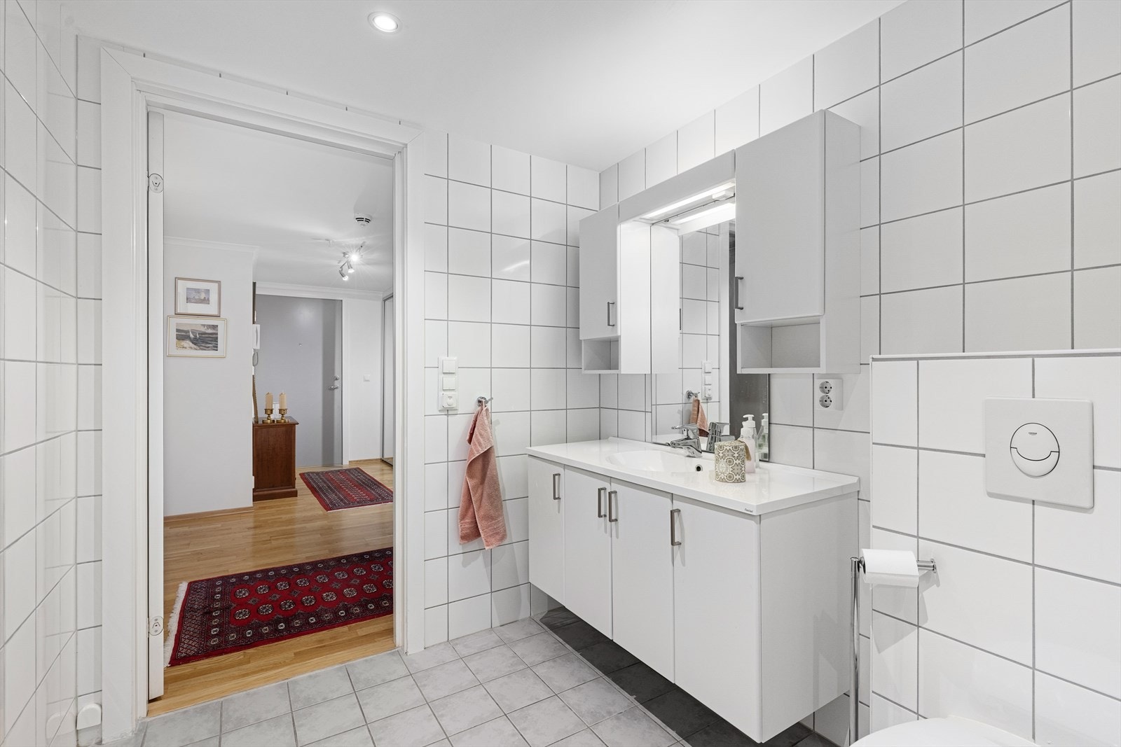 Romslig, helfliset bad med down-light belysning i tak. Badet har innredning med god oppbevaringsplass, heldekkende servant og speil med overlys. Galleribilde