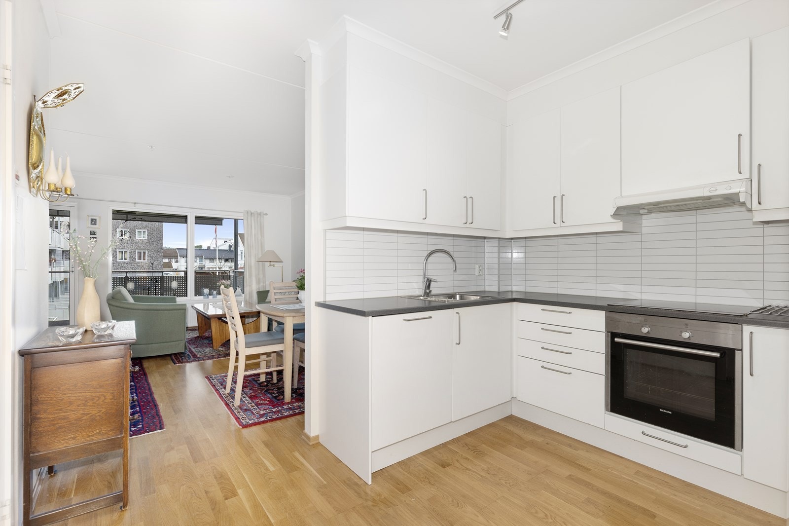 Leiligheten har lyse, fine rom med parkettgulv og malte veggoverflater som gir et meget bra helhetsinntrykk. Galleribilde