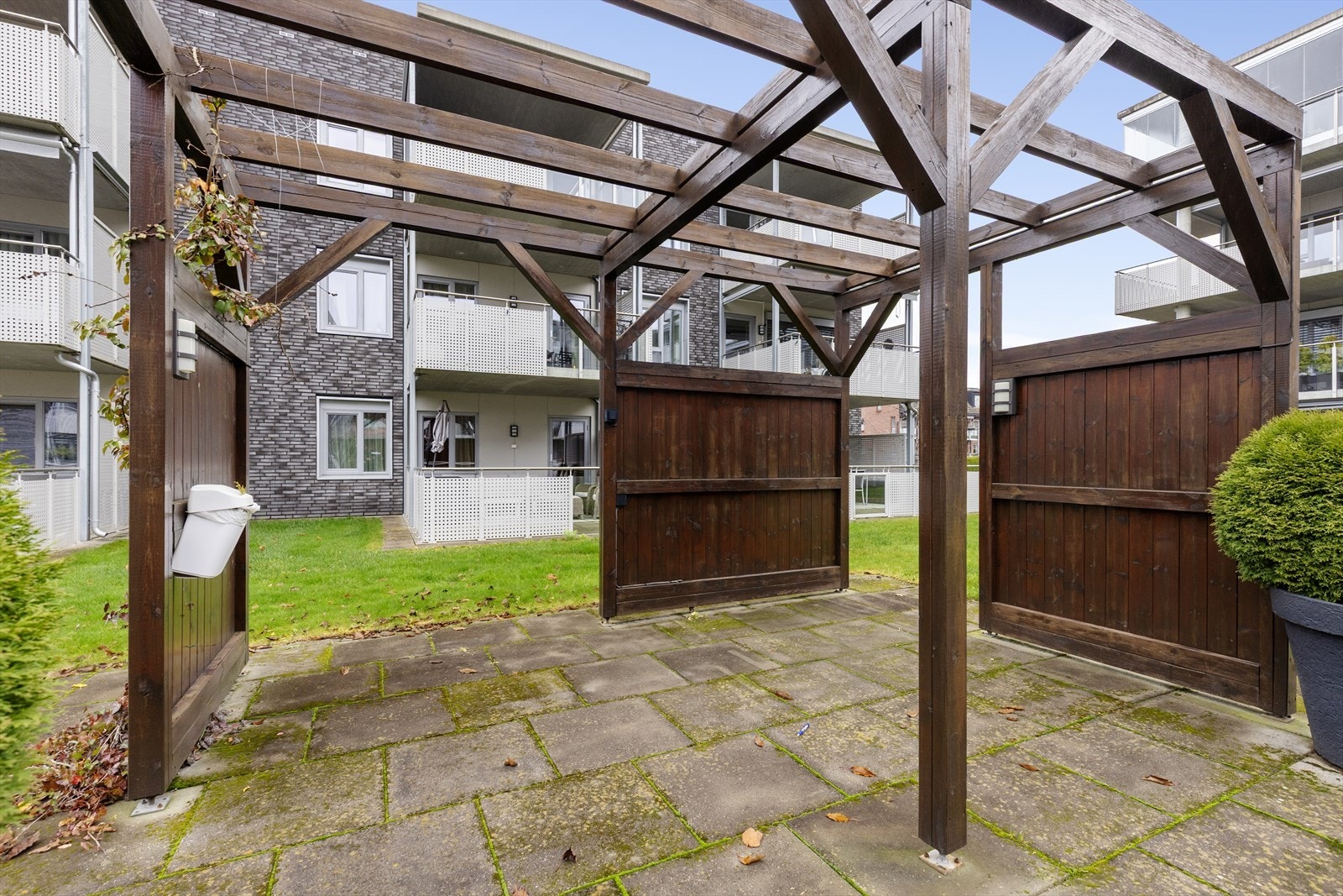 På tunet er det etablert sittebenker og arealer for sosiale aktiviteter, samt sykkelparkering og lekeplass. Galleribilde