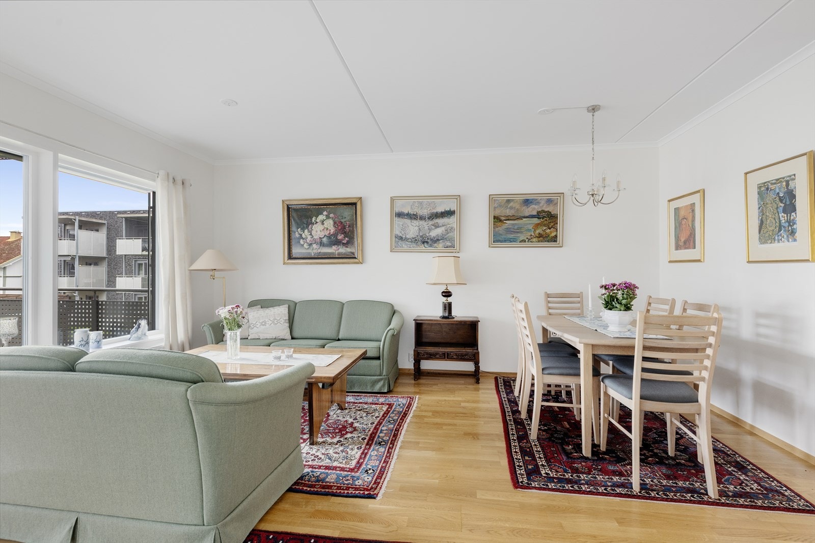 Hyggelig stue med lyse overflater og plass til både sofagruppe, spisestue og annen mindre møblering. Galleribilde