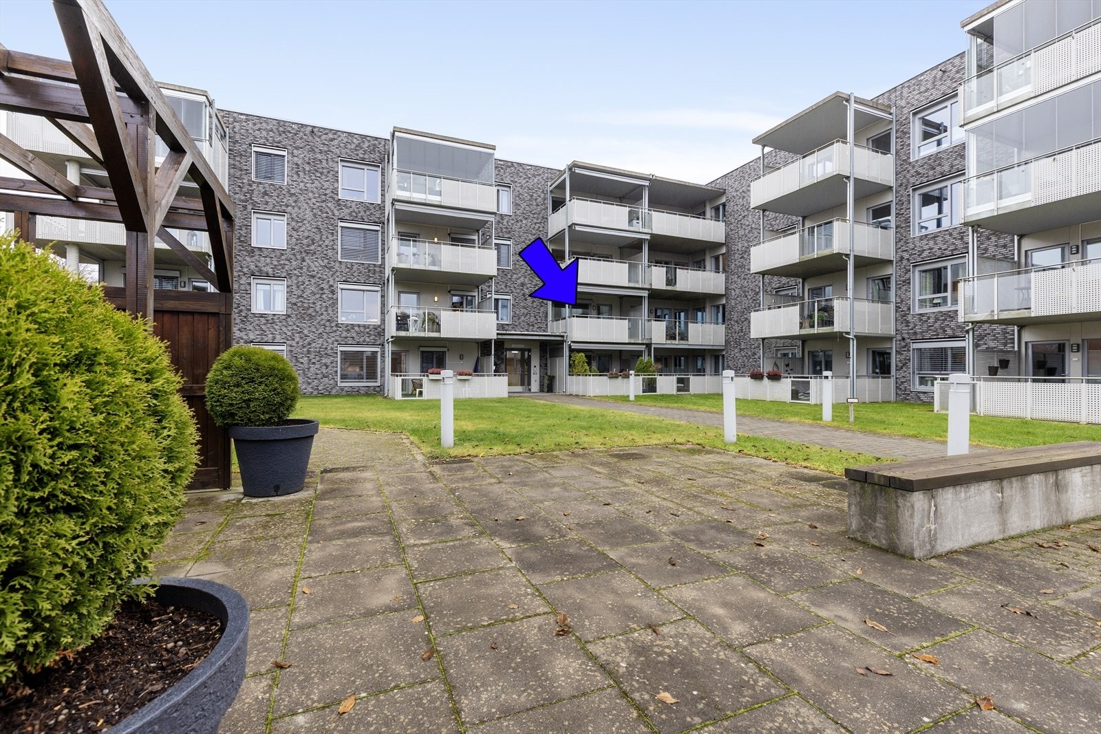 Borettslaget har stille og rolige fellesarealer, som er pent opparbeidet med grøntarealer, internveier og belysning. Galleribilde