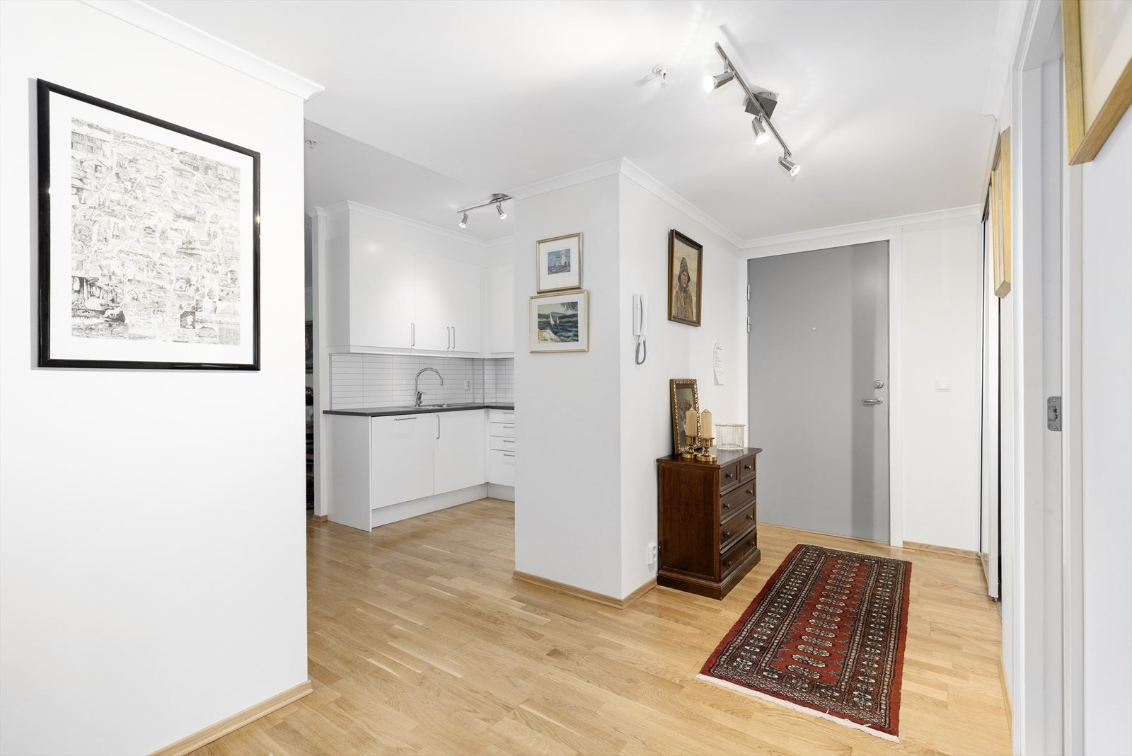 Gangen har dobbel skyvedørsgarderobe med plass til sko- og ytterklær. Det er montert dørtelefon inn mot kjøkkenet for enkelt å kunne slippe besøkende inn i bygget. Galleribilde