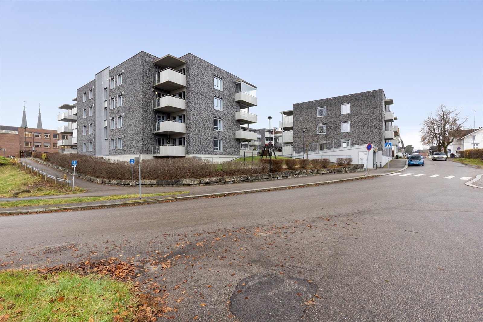 Gangavstand til matbutikker og kjøpesentre, kaféer og restauranter. Koselige Lundedalen og Bakkestranda ligger en liten gåtur unna.
Gode bussforbindelser fra Schweigaardsgate, ca. 100 meter fra leiligheten. Galleribilde
