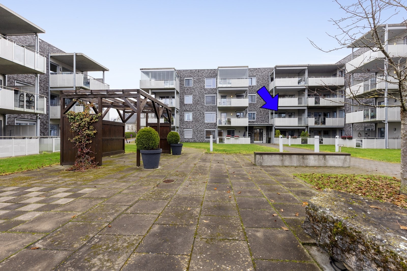 Mellom bebyggelsen er det etablert hyggelige internveier, opparbeidet med belegningsstein og belyst med utebelysning. Galleribilde