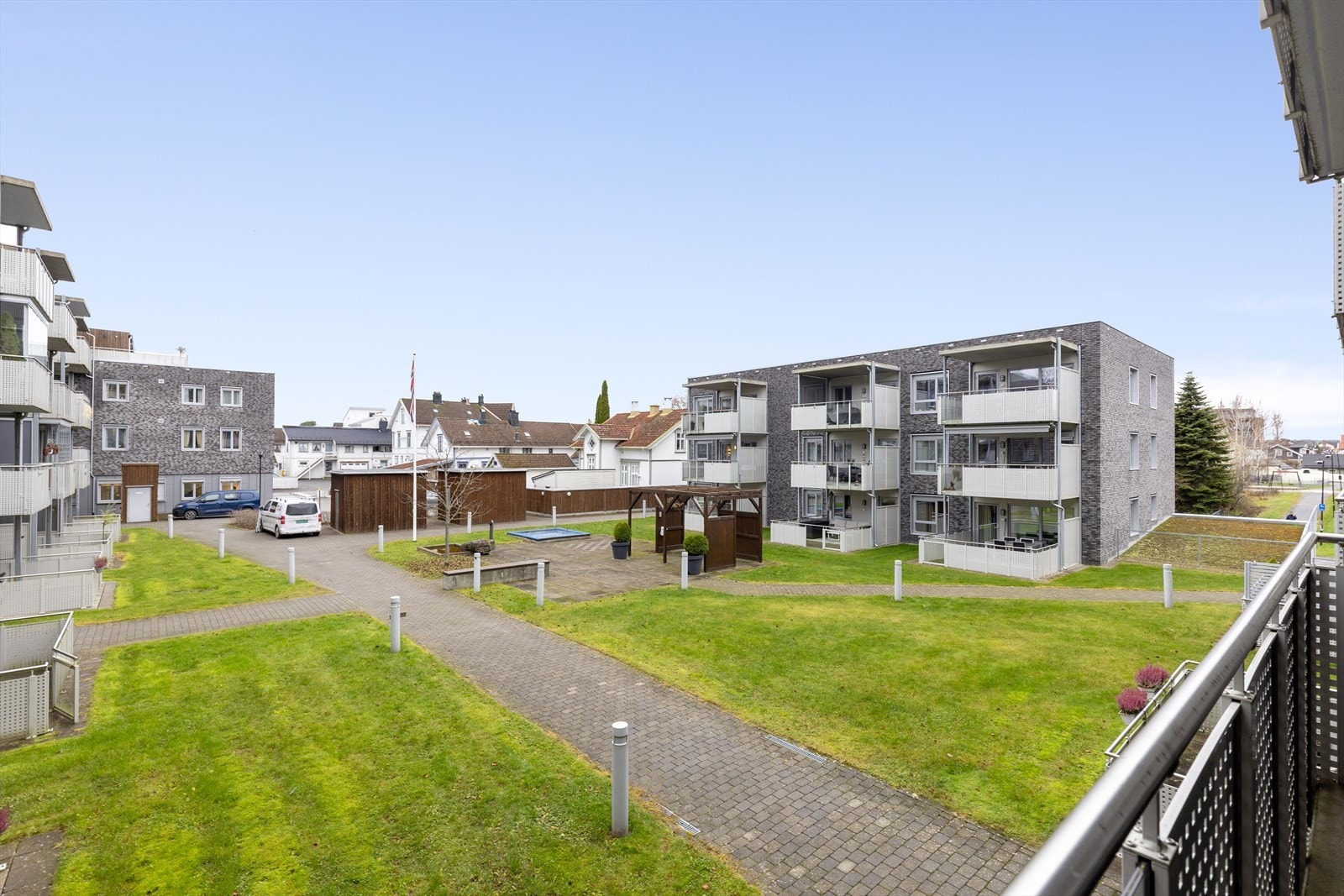 Leiligheten ligger trygt og godt til i 2. etasje mot vest, med romslig overbygget balkong og hyggelig utsikt inn mot tunet. Galleribilde