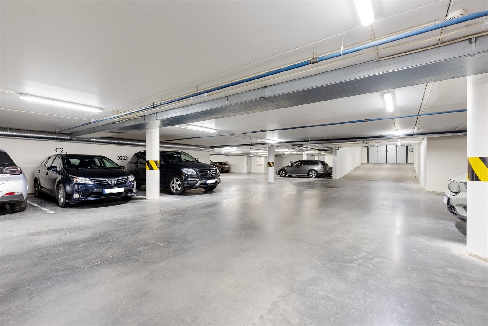 I tillegg medfølger bod og parkeringsplass i felles garasjeanlegg, begge i kjeller. Galleribilde