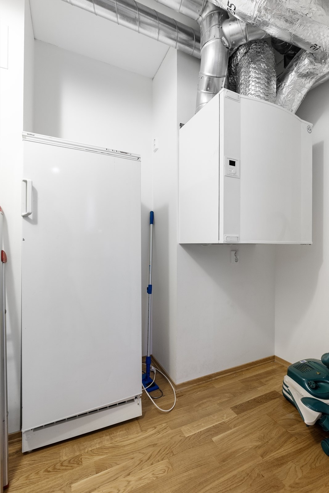 Inntil kjøkkenet er det en praktisk bodplass med kapasitet for ytterligere kjøleskap eller fryser om ønskelig. Galleribilde