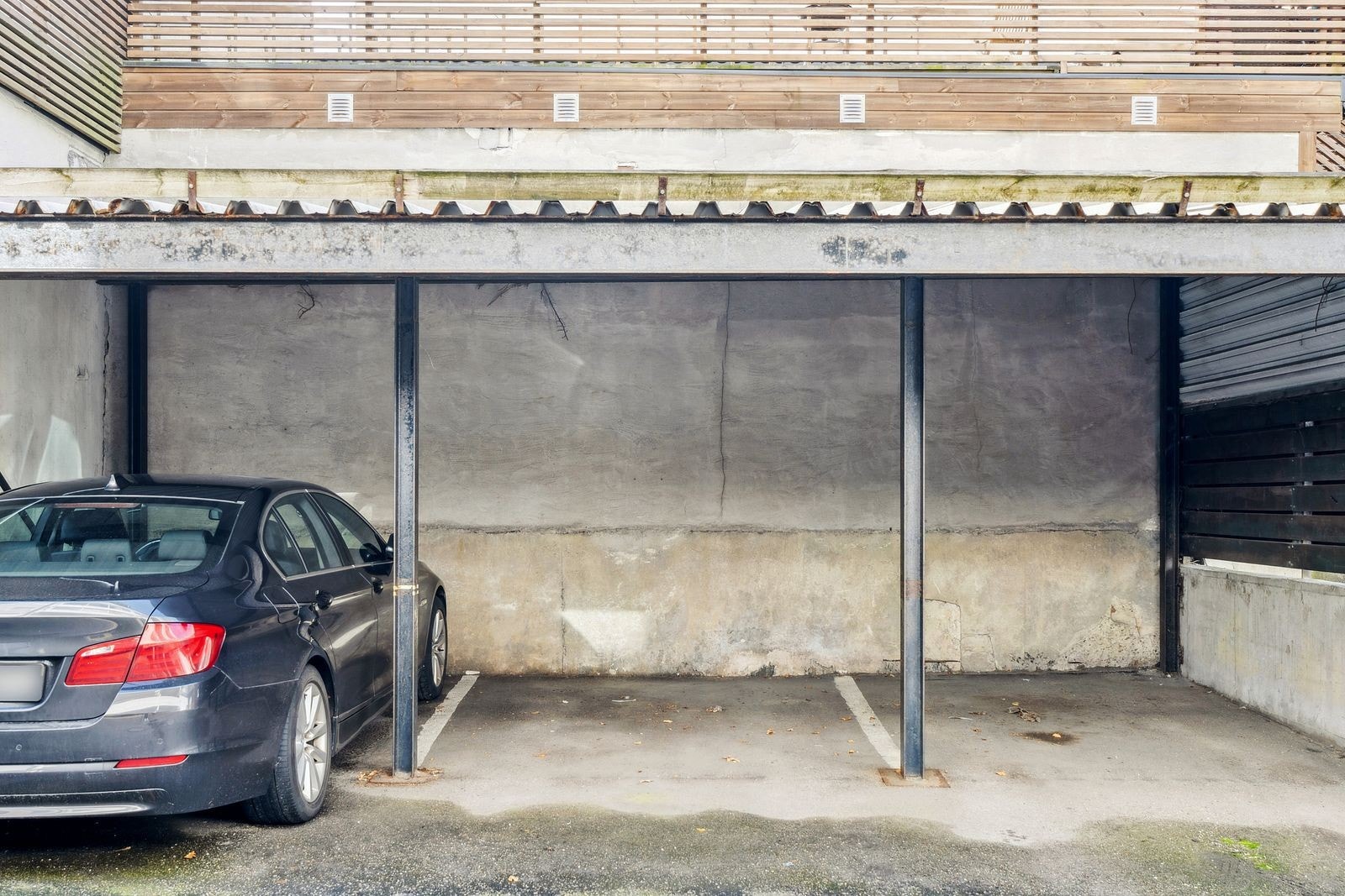Carport som medfølger leiligheten. Galleribilde