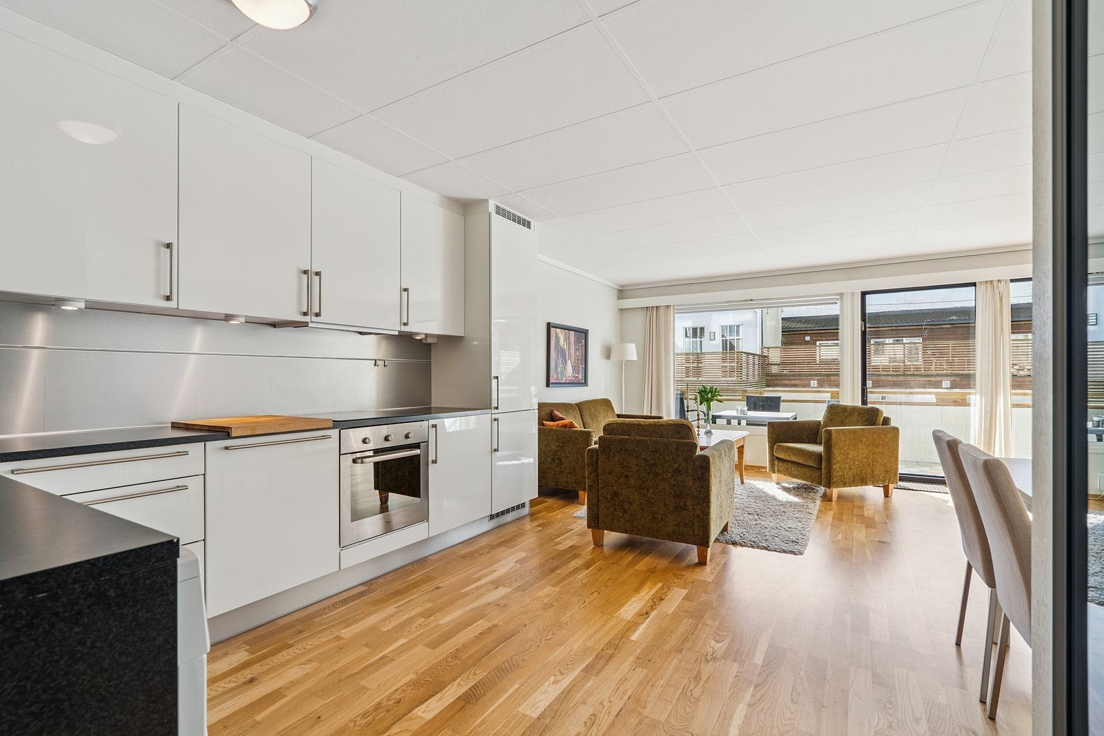 Stuen er åpen mot kjøkken. Godt med skap og benkeplass. Opplegg til vaskemaskin på kjøkken. Galleribilde