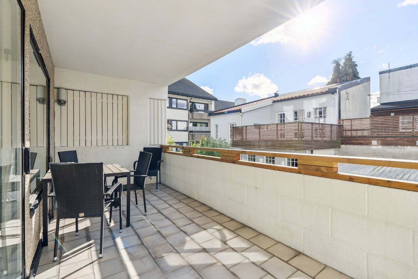 Utgang til stor solrik balkong fra stuen. Galleribilde