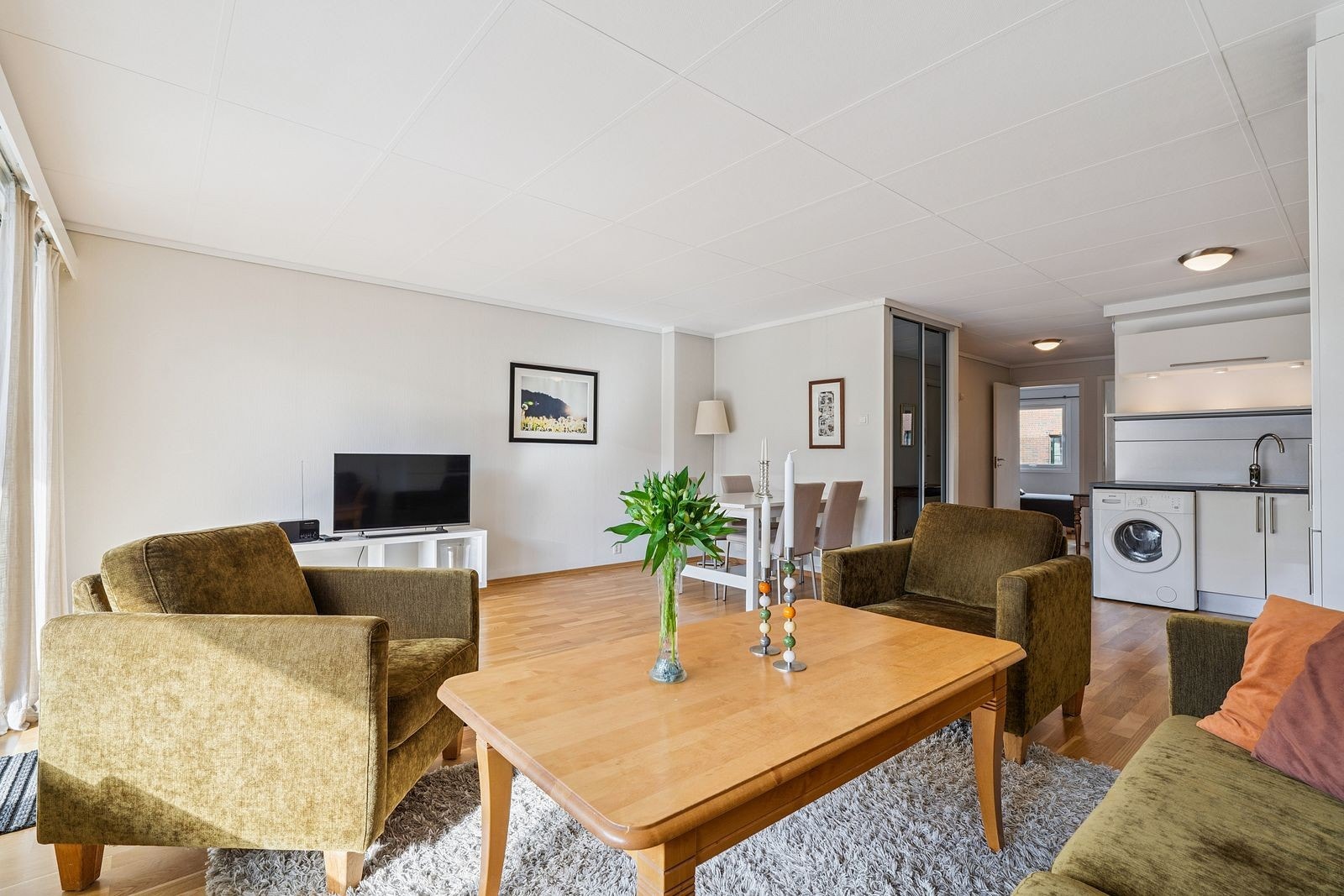 En flott og romslig 3-roms selveier i 2 etg. med parkering i carport, solrik balkong og heis. Galleribilde