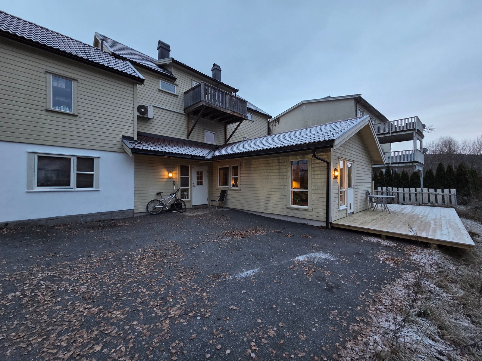 Asfaltert inngangsparti med plass til 2-3 biler Galleribilde