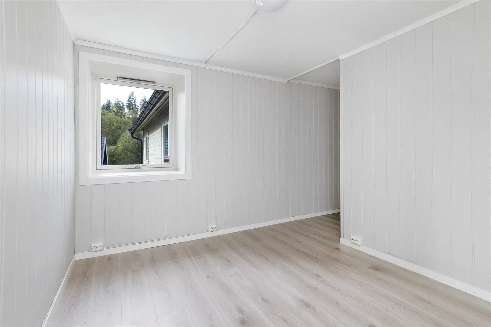 Soverom/barnerom (uinnredet) Galleribilde