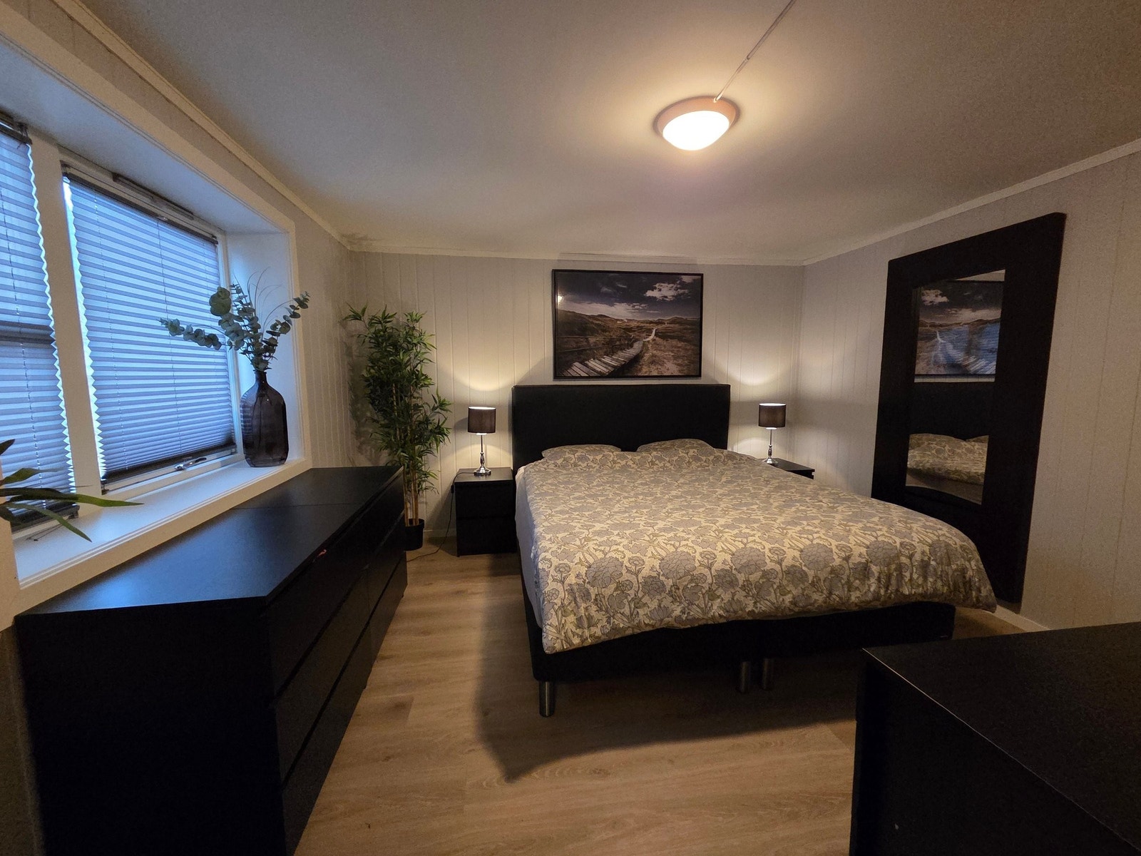 Soverom sett fra entre/gang Galleribilde