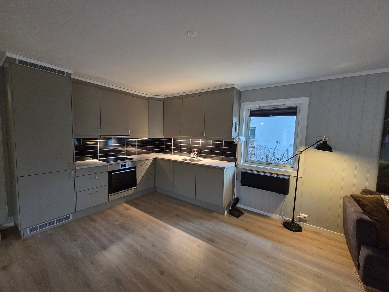 Sigdal Kjøkken. Varmepumpe under vindu Galleribilde