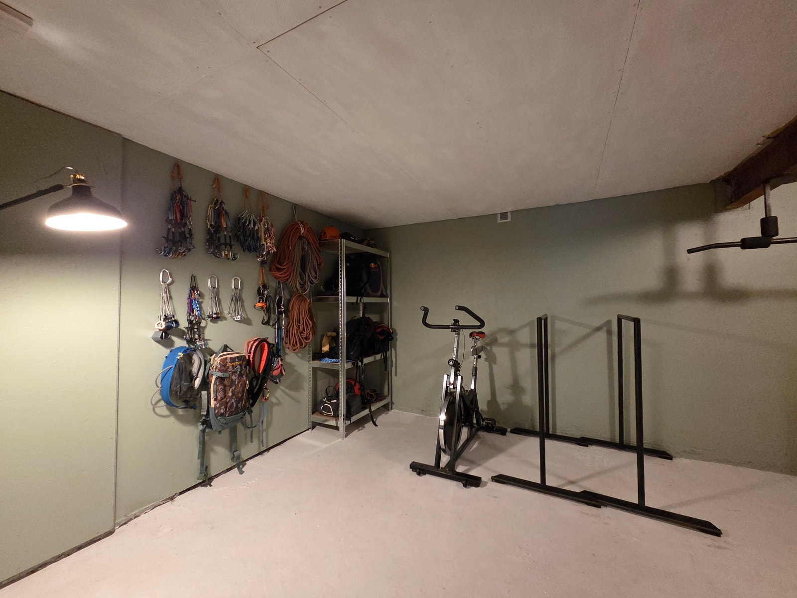 Kjellerboden/ hobbyrom med hemmelig dør til neste innerste boden Galleribilde