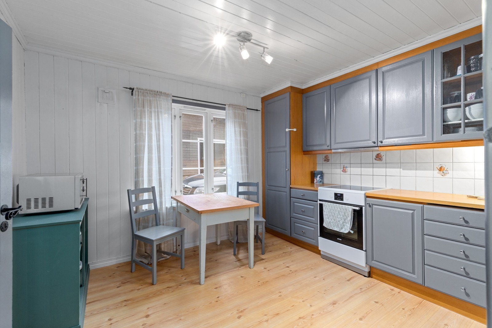 På kjøkkenet er det også plass til et lite spisebord. Galleribilde