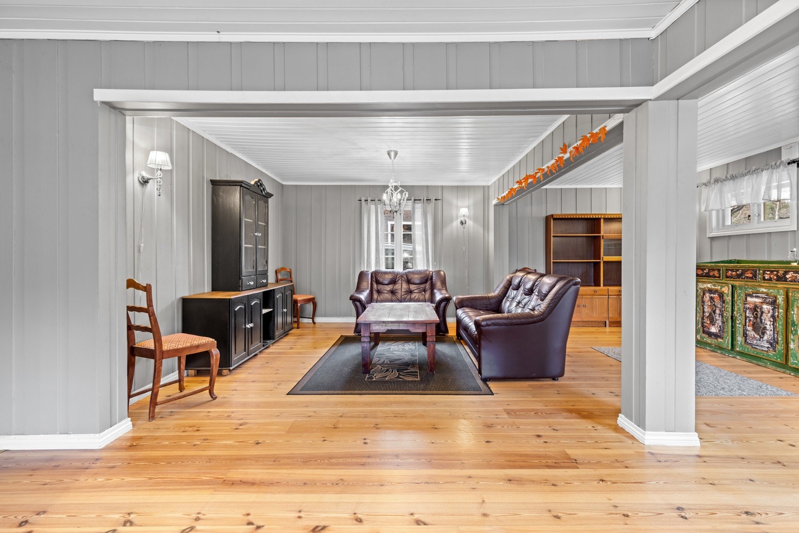 Stuen er malt i en behagelig gråtone, her er det god plass til flere trivelige sofagrupper. Galleribilde