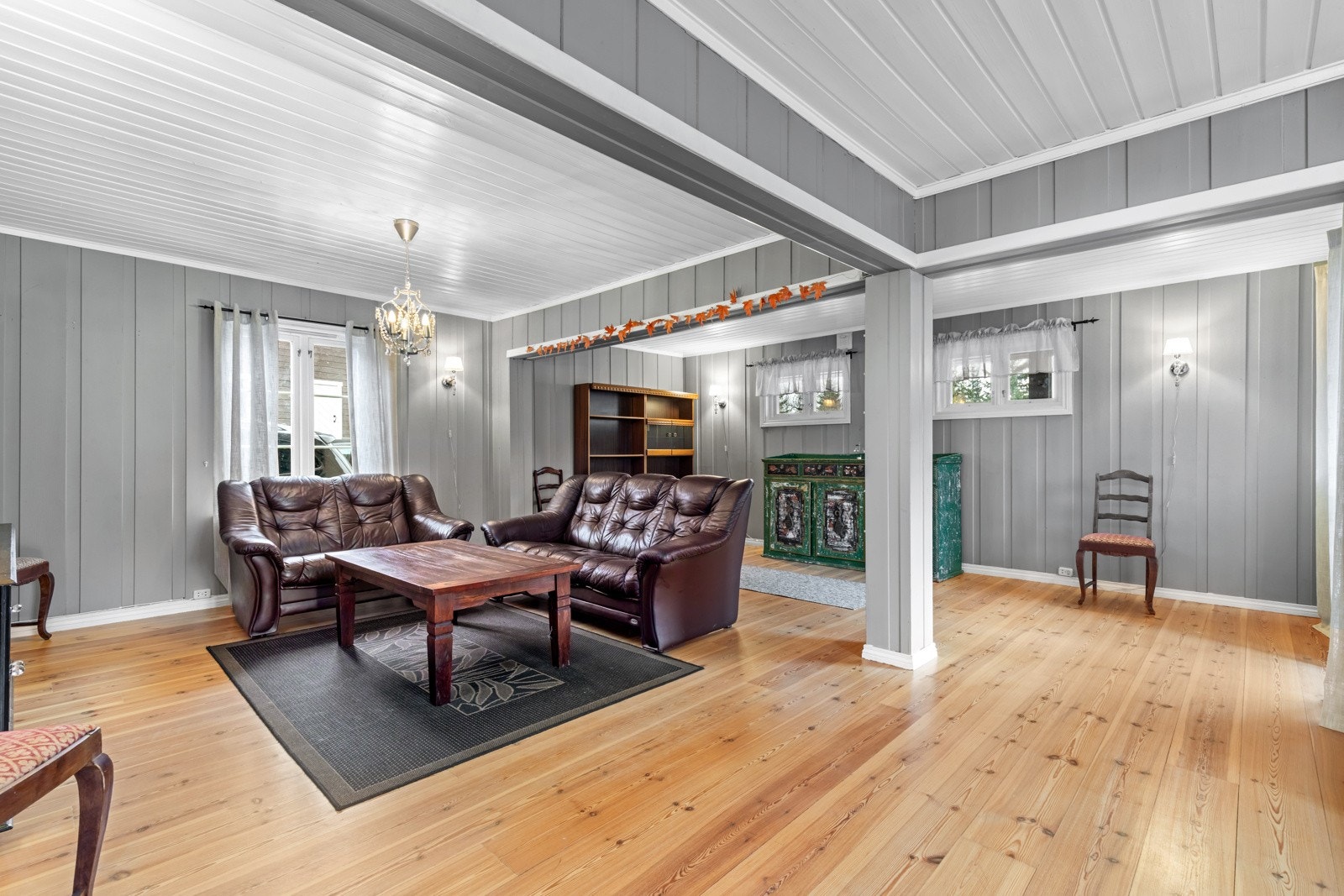 Stuen er et flott sted å invitere venner og familie til hyggelige sammenkomster. Galleribilde