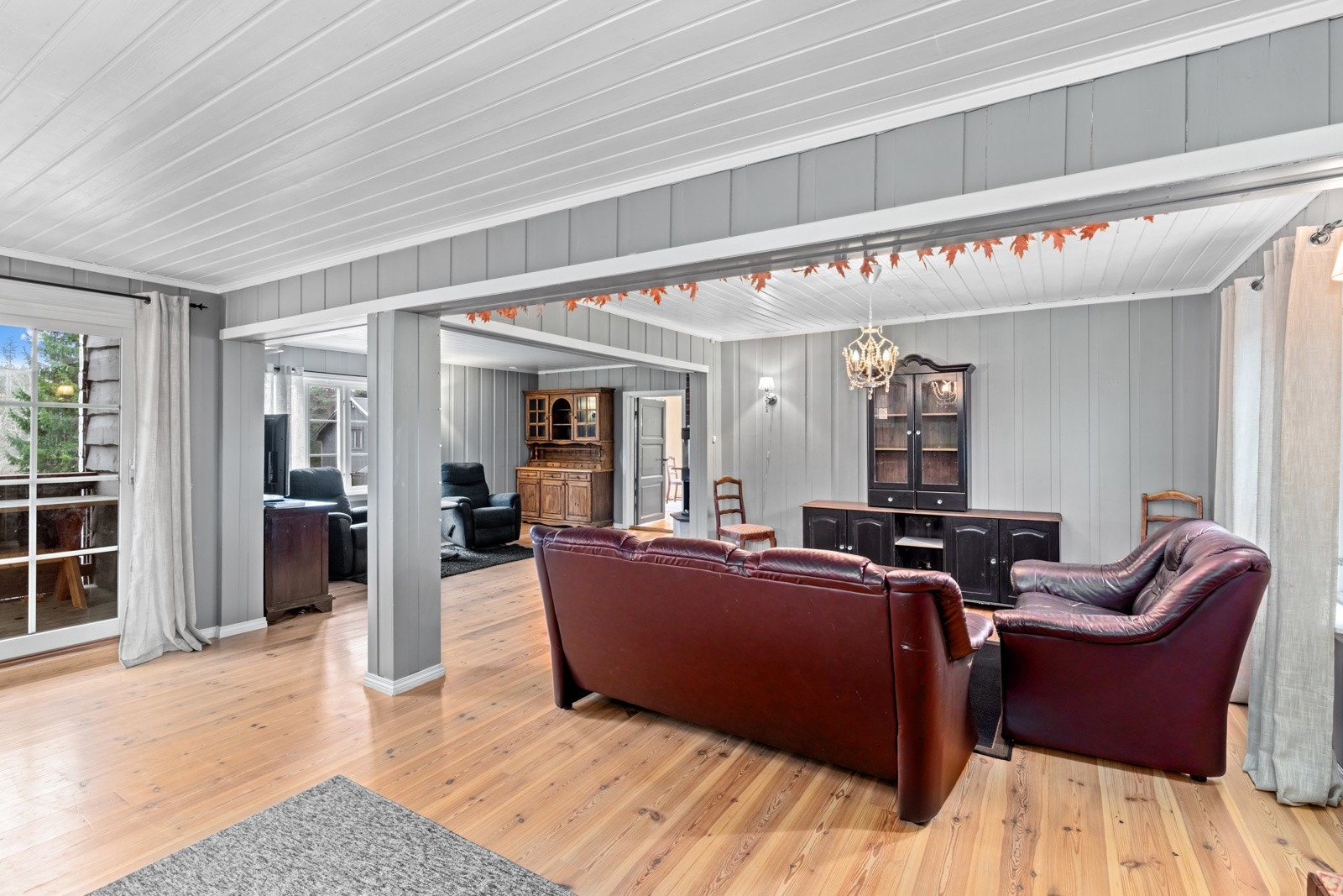 Fra stuen er det adkomst til overbygd terrasse. Galleribilde