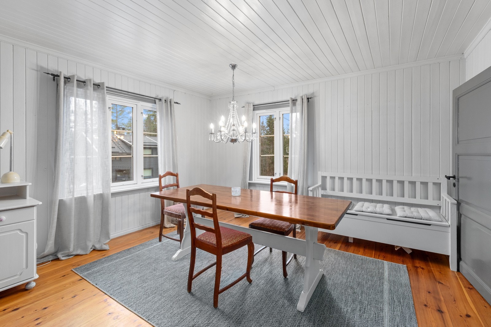 Her er det god plass til spisebord og stoler. Galleribilde