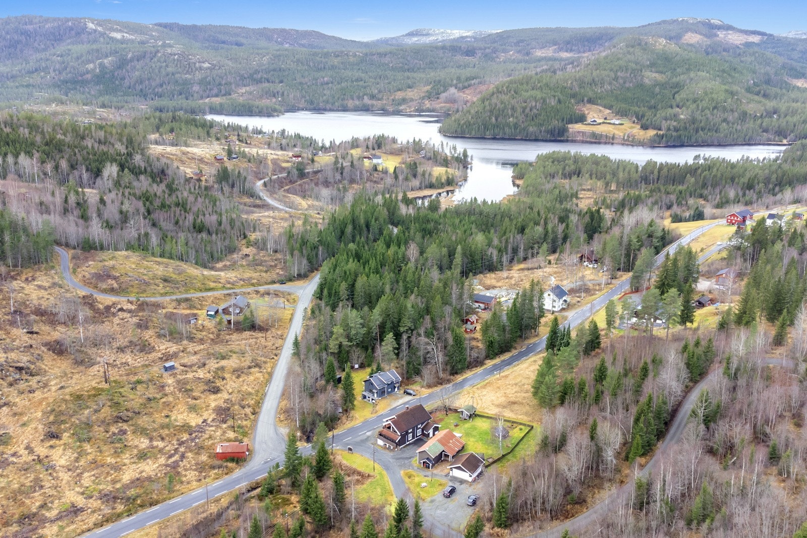 Til Kongsberg er det ca. 35 min kjøretur med bil og ca. 15 km til Lampeland. Galleribilde