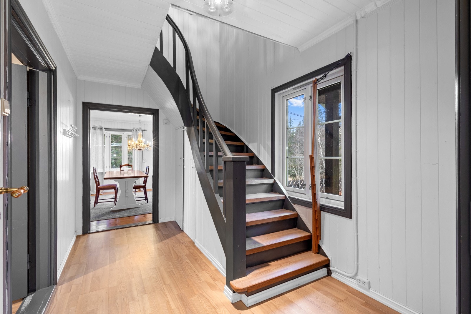 Gang med adkomst til kjøkken, spisestue. Galleribilde