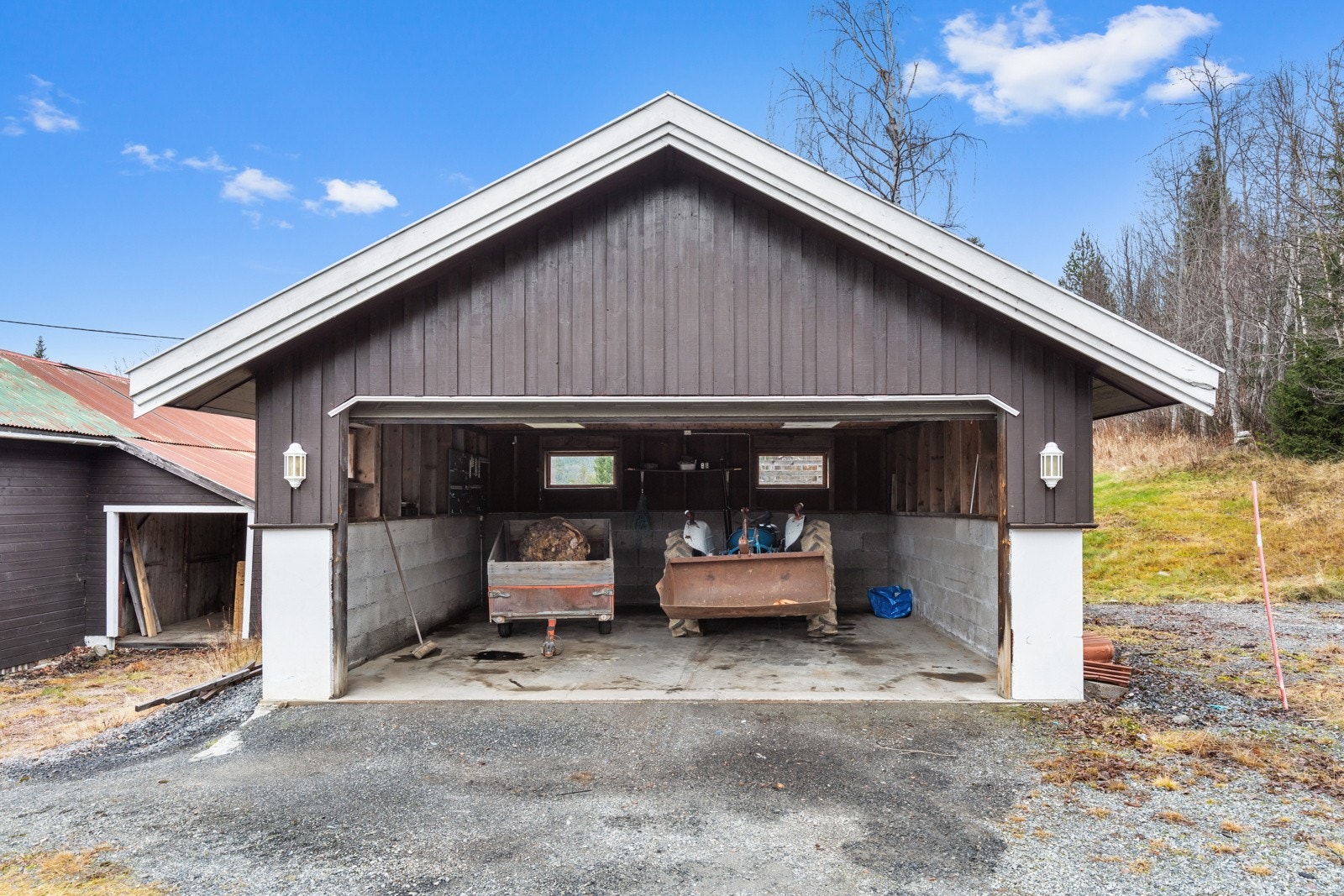 Dobbelgarasje med god plass til biler og ellers oppbevaring. Galleribilde