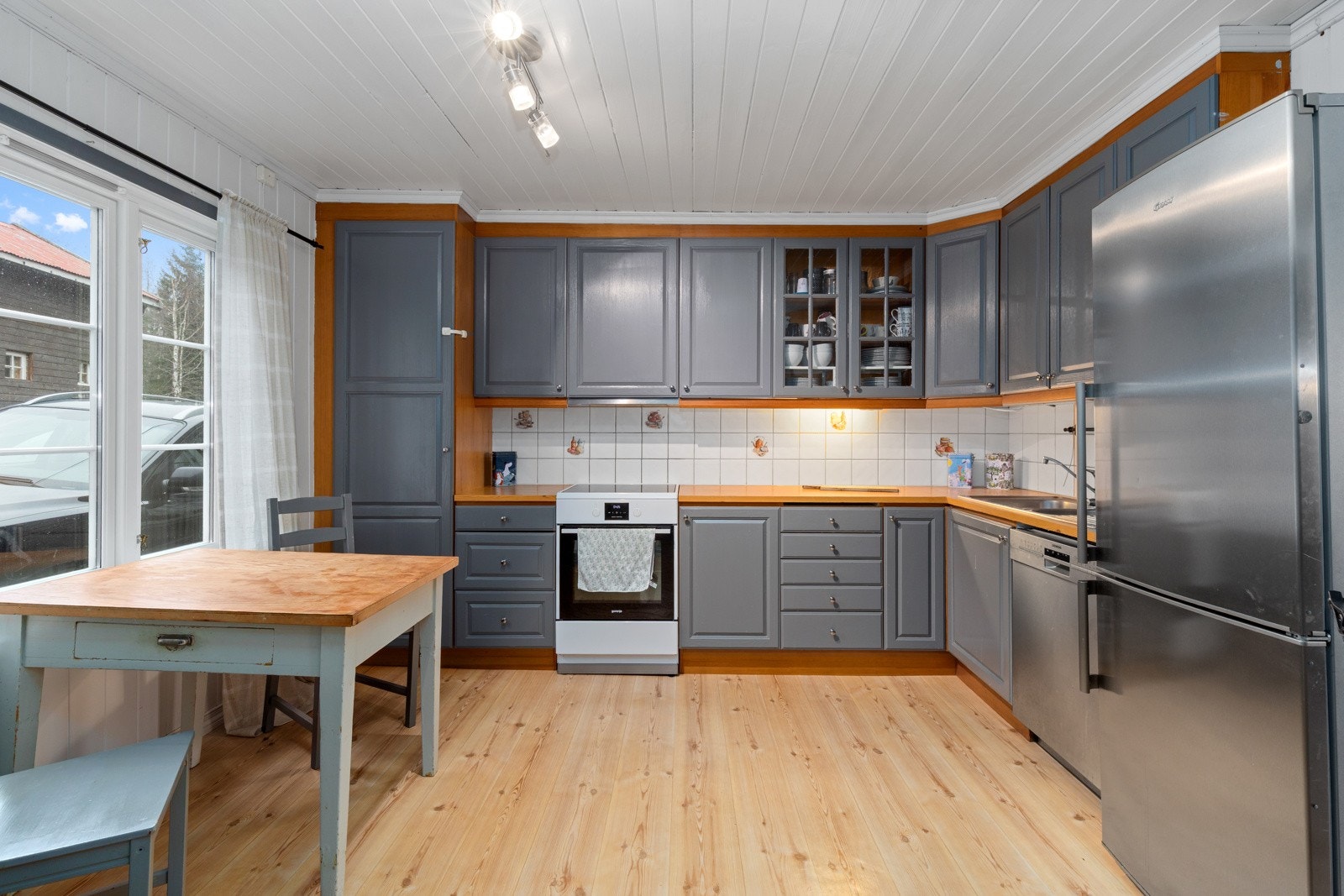 Klassisk kjøkken med god benk og skapplass. Galleribilde