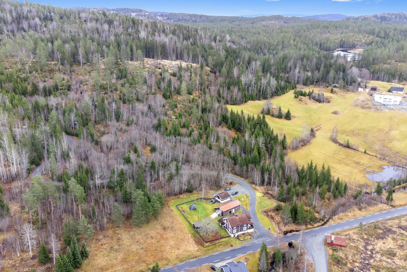 Eiendom har en landlig beliggenhet ved Bjerkeset i Lyngdal i Numedal. Galleribilde