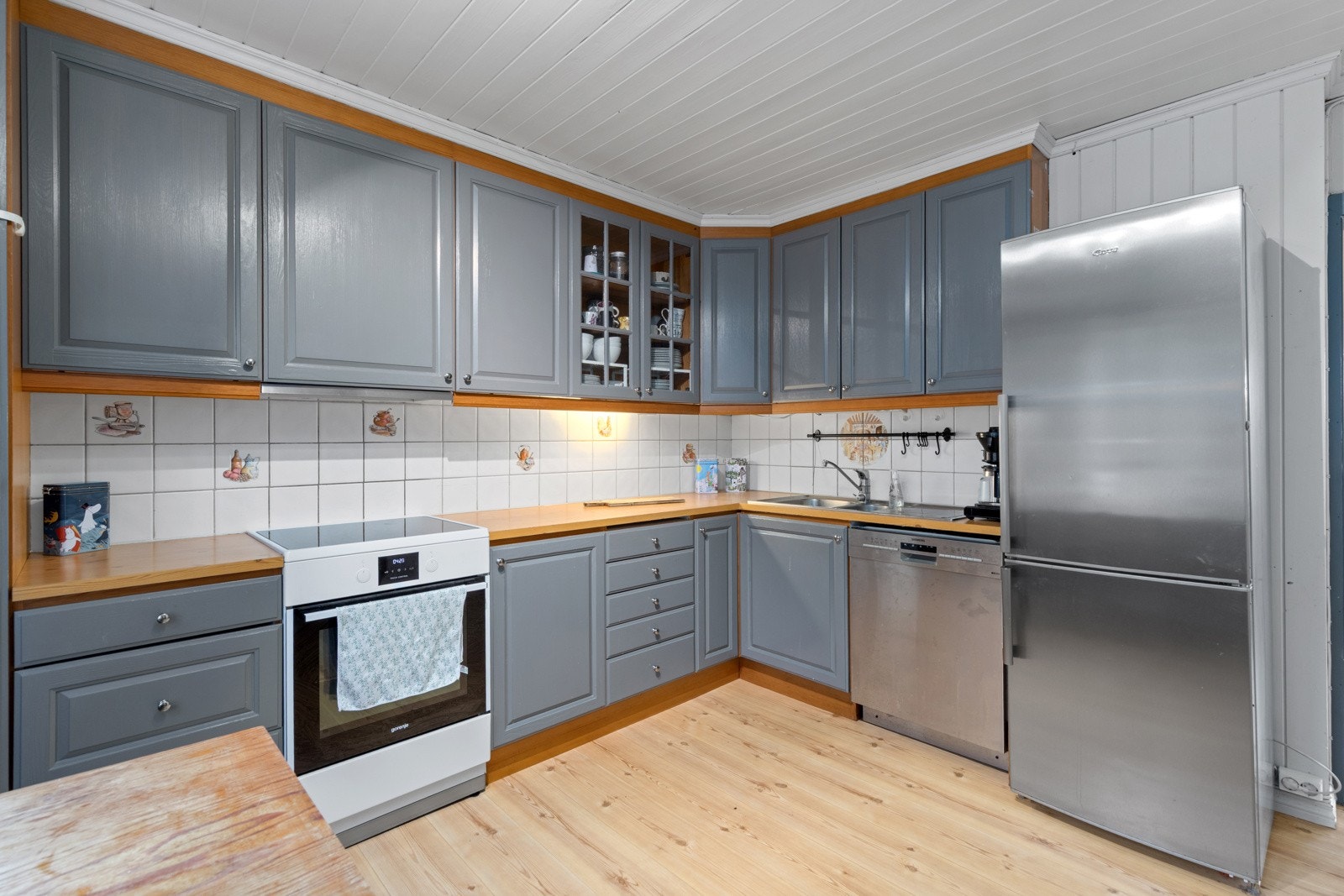 Kjøkkenet har innredning med profilerte fronter og benkeplaten er av laminat. Galleribilde