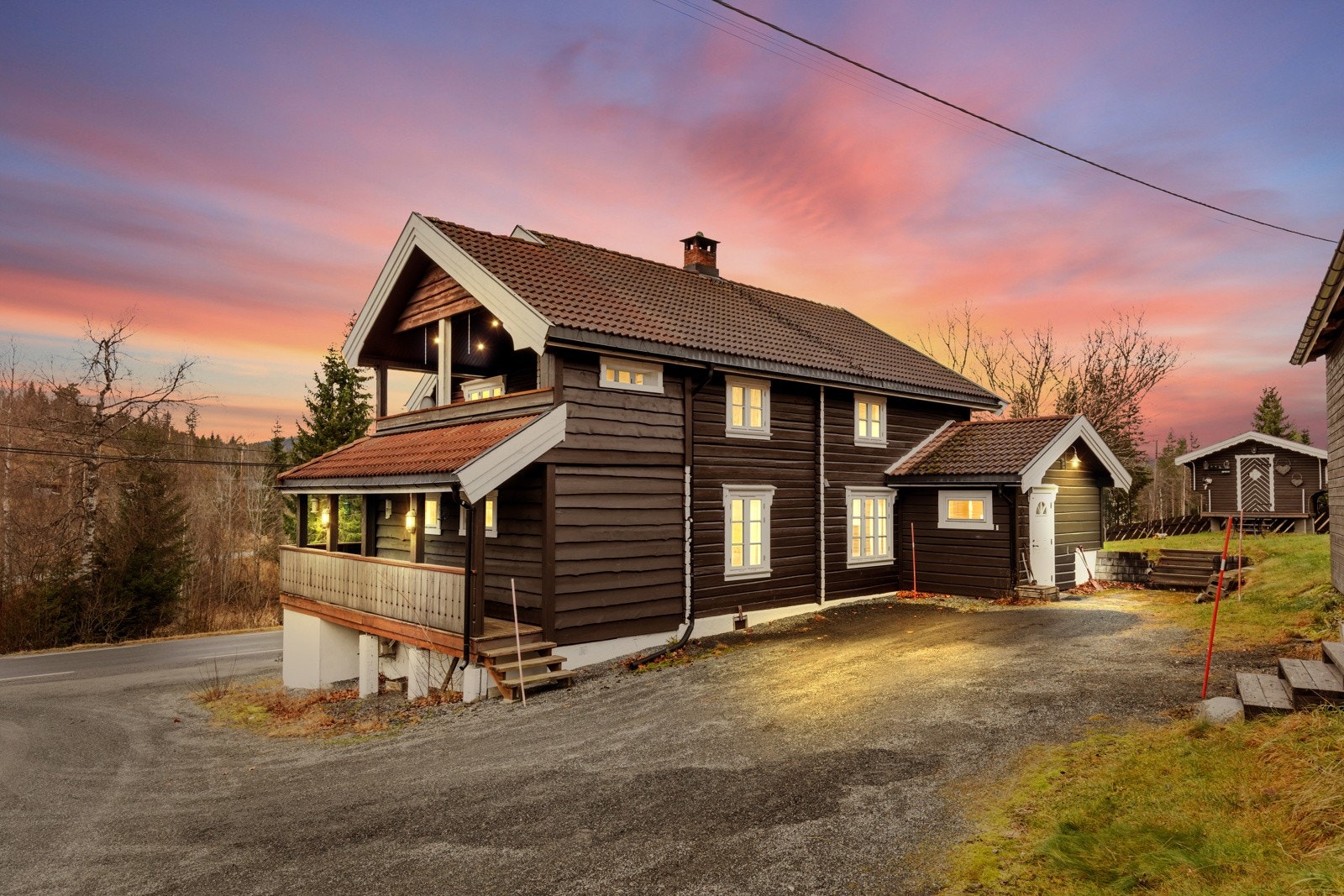 Innholdsrik enebolig oppført i laftet tømmer (illustrert kveldsbildet) Galleribilde
