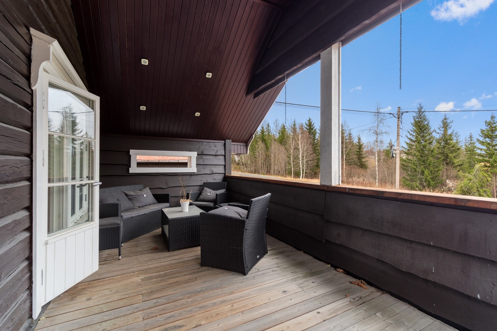 Overbygd balkong med plass til sittegruppe. Galleribilde