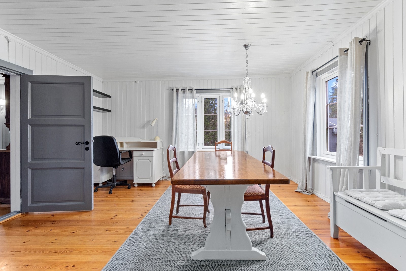 Spisestuen er lys og pen, med gode vindusflater. Galleribilde