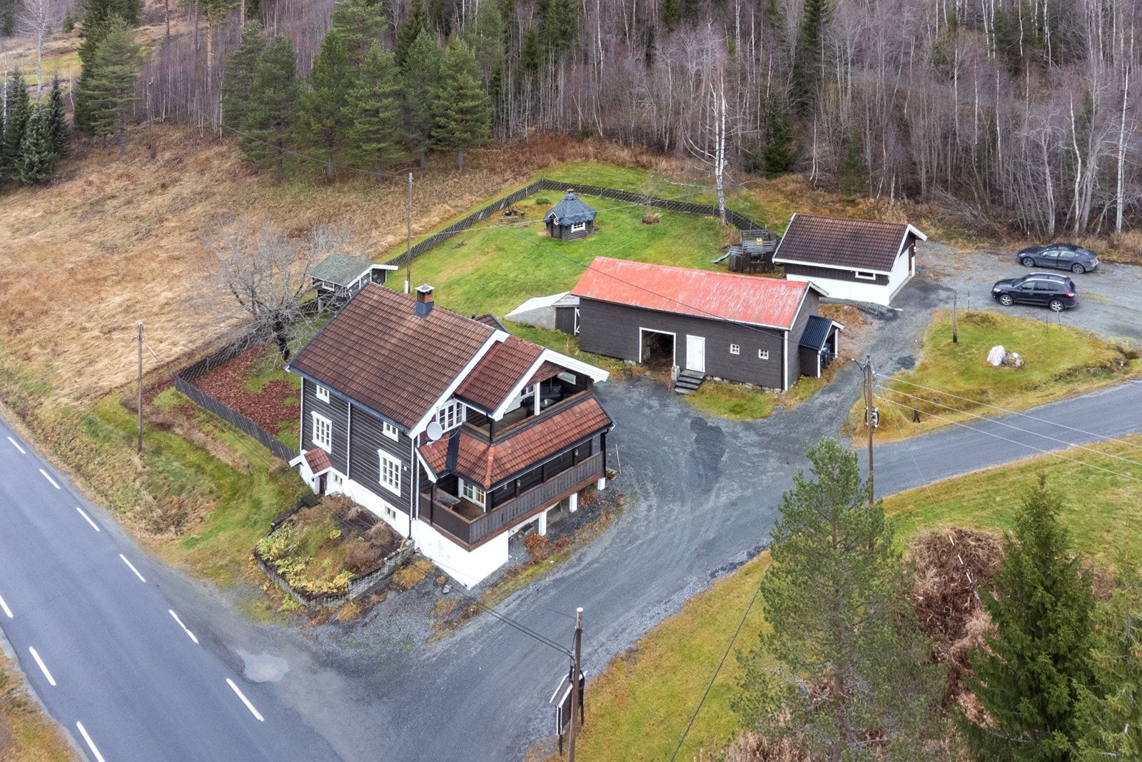 Boligen står på en solrik tomt på over 4,5 mål. Galleribilde