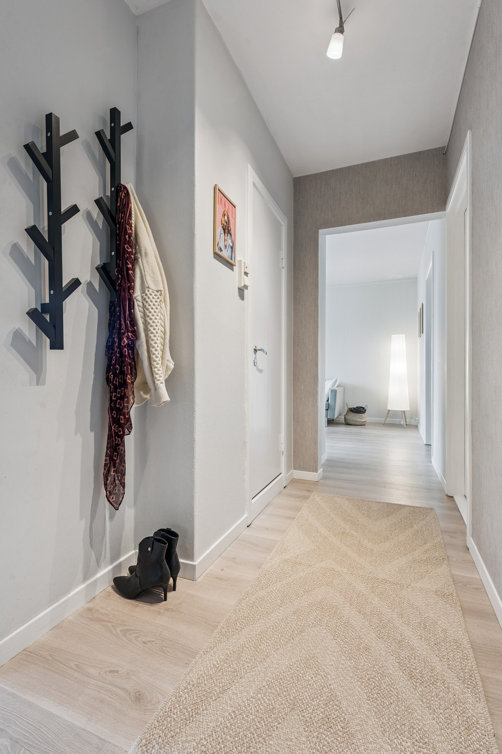 Lys og innbydende entré med plass til å henge fra seg yttertøy, sko mm. Galleribilde