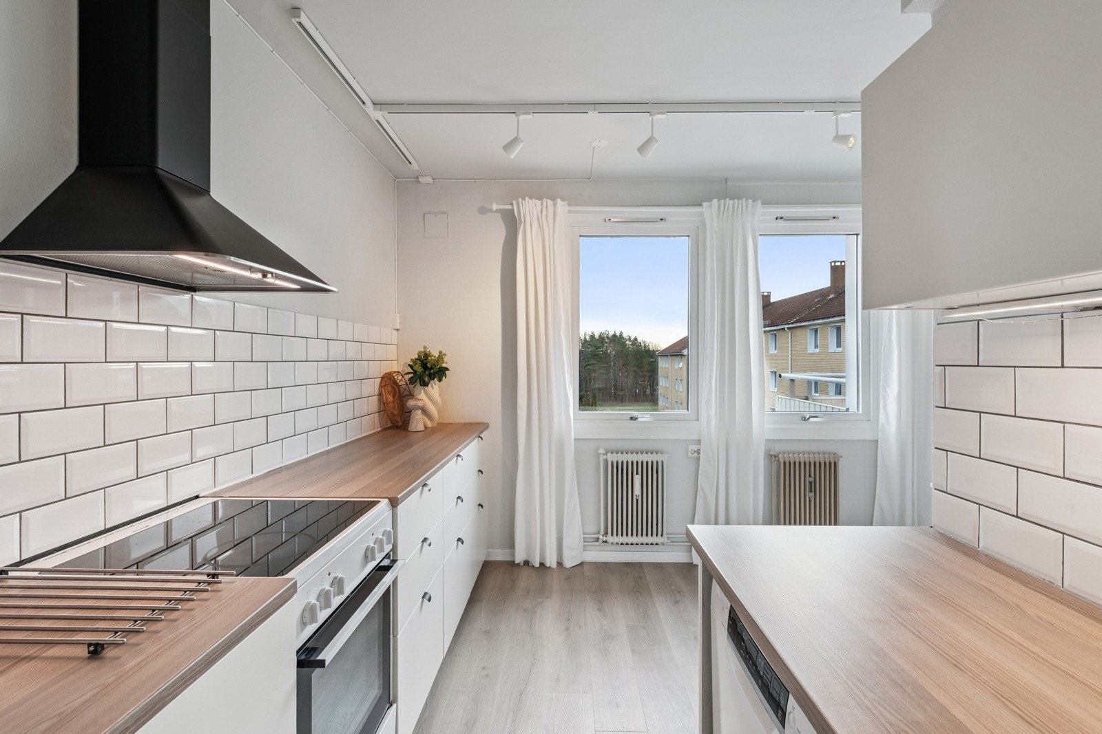 Pent og velholdt kløkken med særdeles god benkeplass. Alle hvitevarer på kjøkken medfølger. Galleribilde